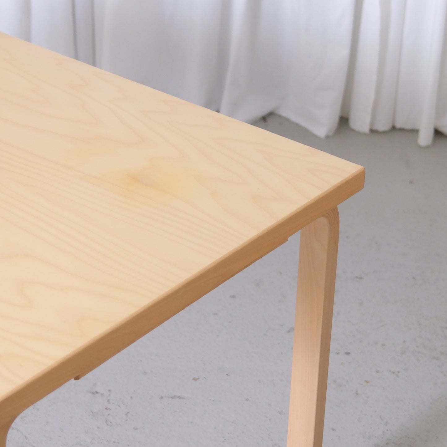 Alvar Aalto Artek 81B -koivupöytä