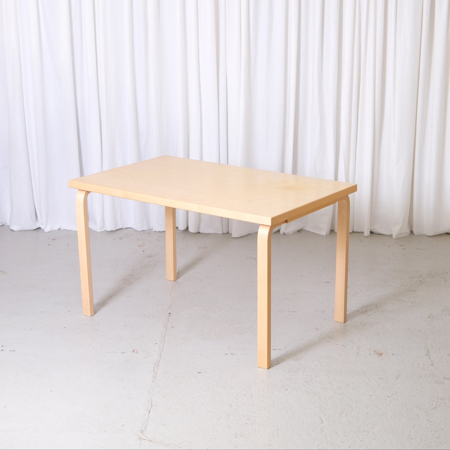 Alvar Aalto Artek 81B -koivupöytä