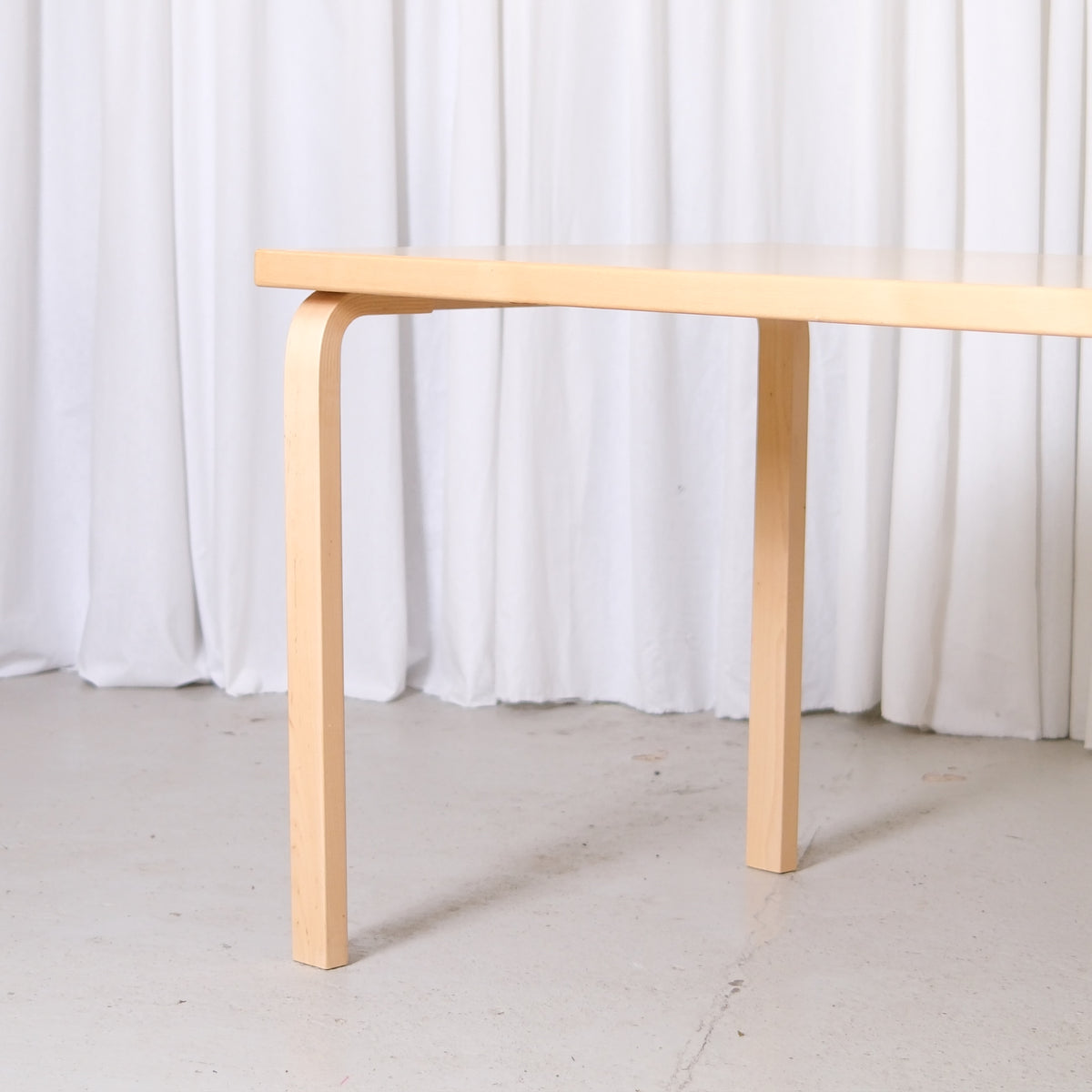 Alvar Aalto Artek 81B -koivupöytä