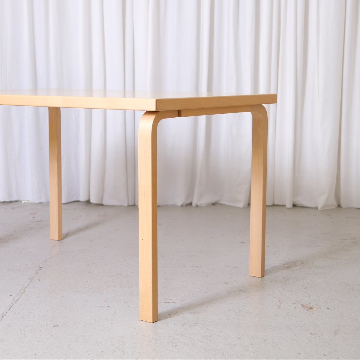 Alvar Aalto Artek 81B -koivupöytä