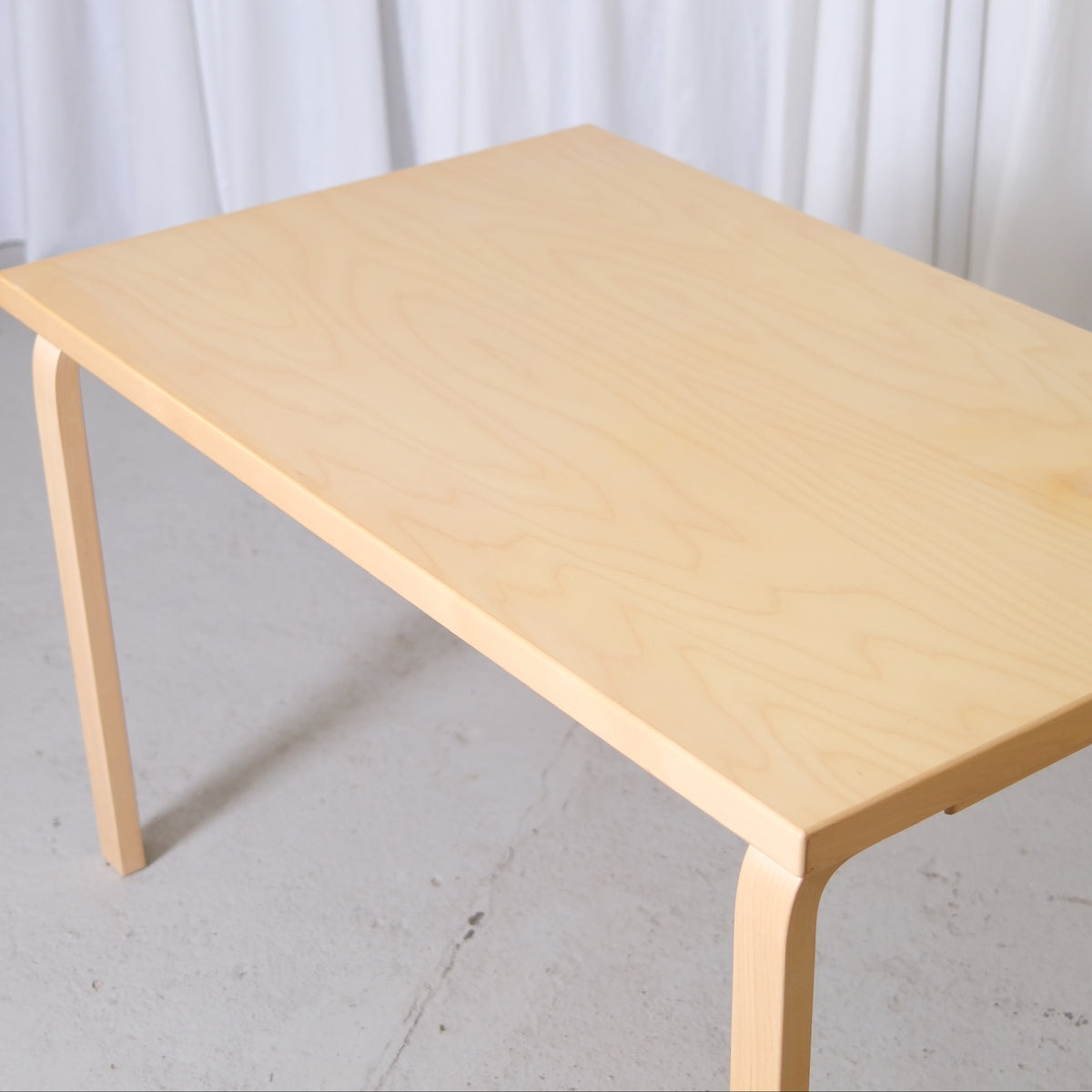 Alvar Aalto Artek 81B -koivupöytä