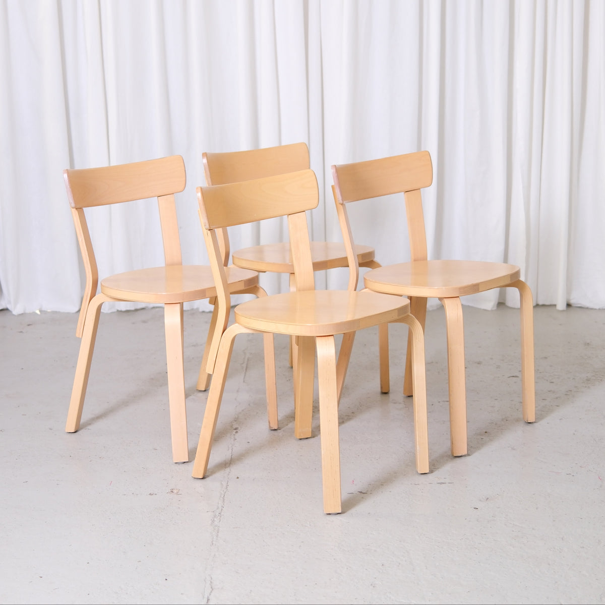 Alvar Aalto 69 -koivutuolit, valmistaja Artek