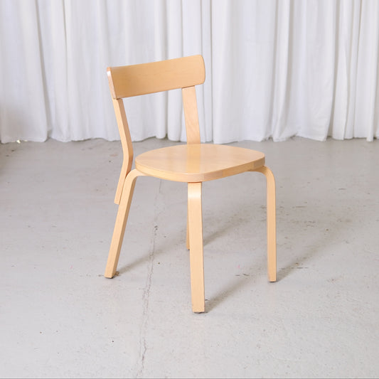 Alvar Aalto 69 -koivutuolit, valmistaja Artek