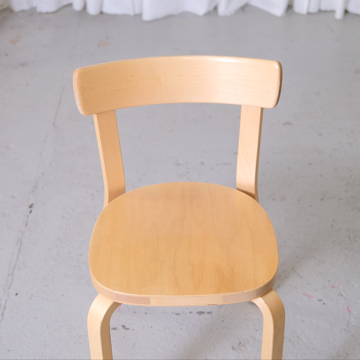 Alvar Aalto 69 -koivutuolit, valmistaja Artek