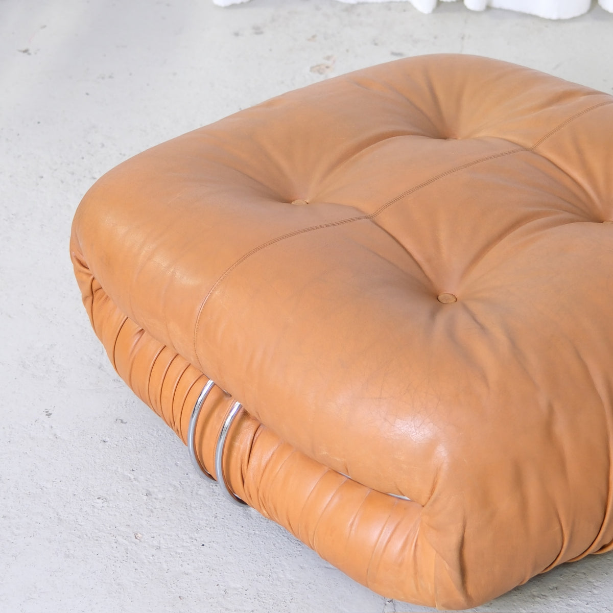 Tobia Scarpa Soriana -nojatuoli ja rahi, konjakinruskea nahka, valmistaja Cassina