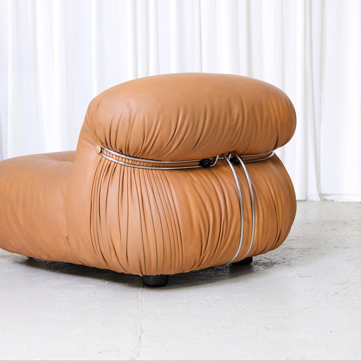Tobia Scarpa Soriana -nojatuoli ja rahi, konjakinruskea nahka, valmistaja Cassina