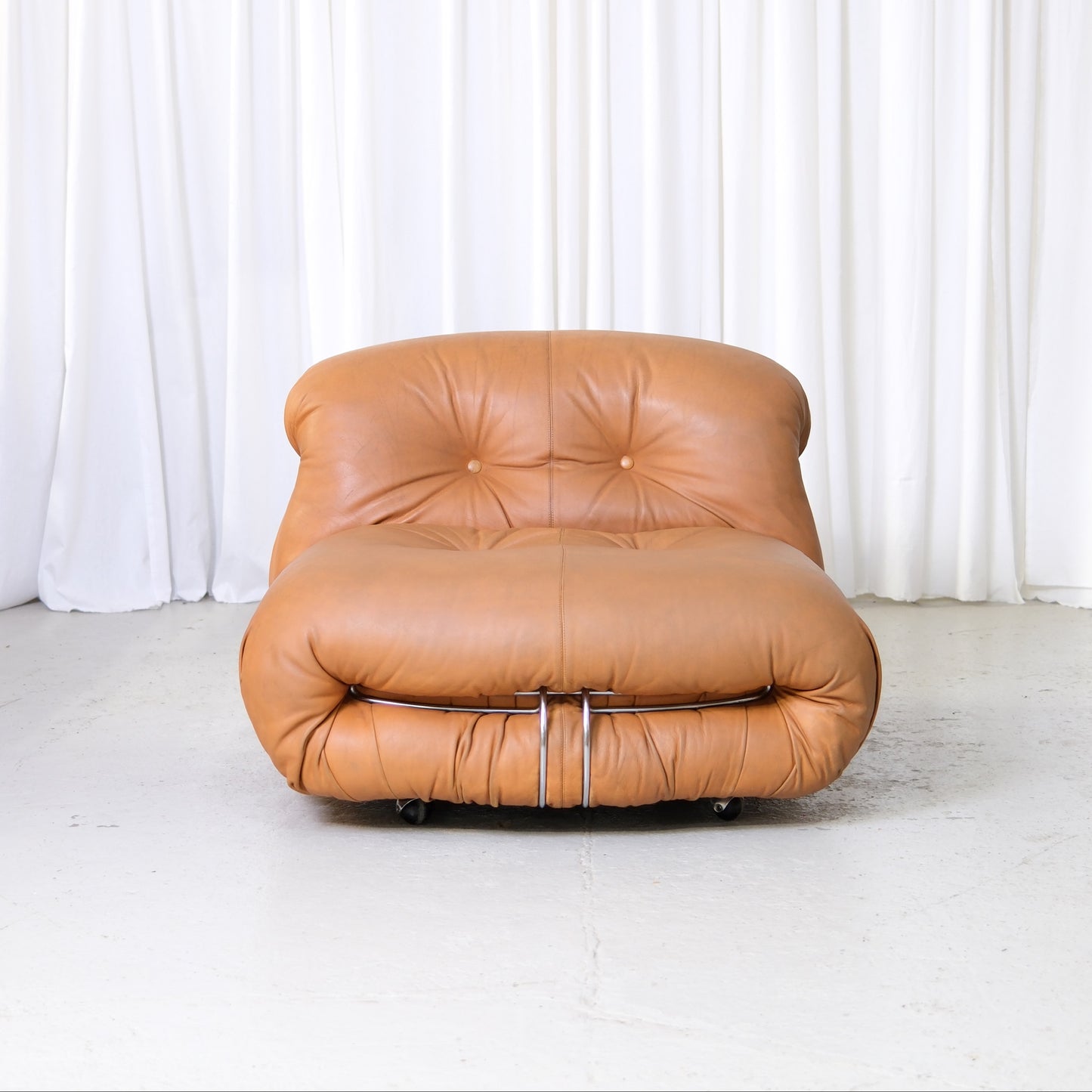 Tobia Scarpa Soriana -nojatuoli ja rahi, konjakinruskea nahka, valmistaja Cassina