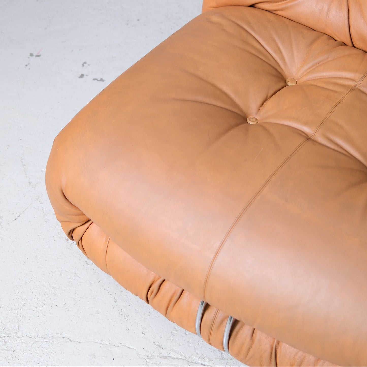 Tobia Scarpa Soriana -nojatuoli ja rahi, konjakinruskea nahka, valmistaja Cassina