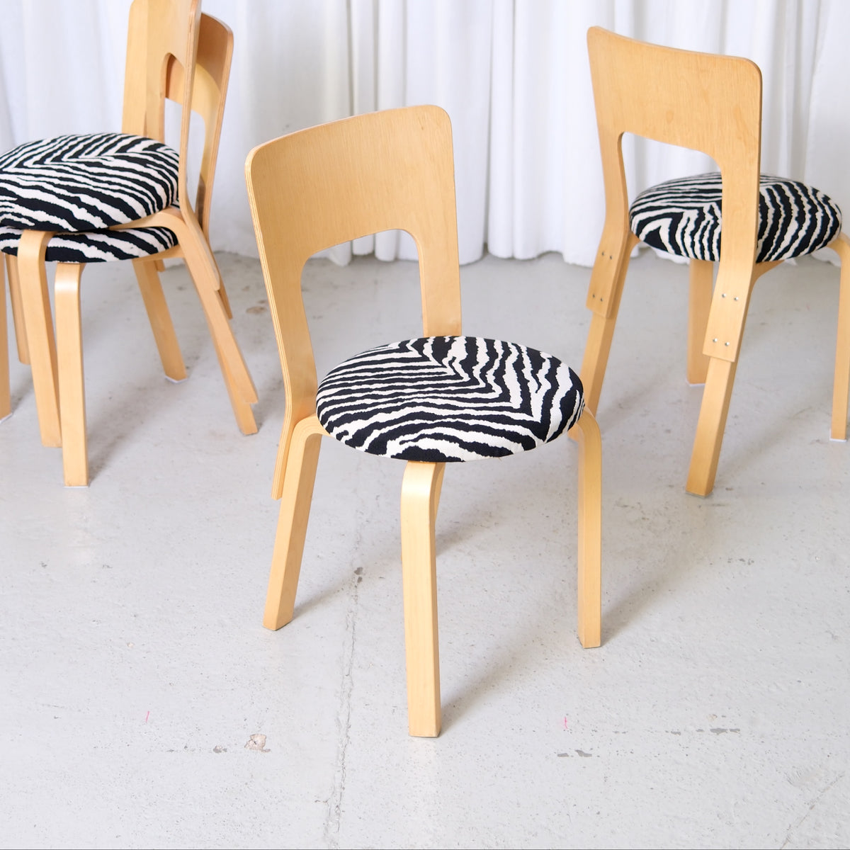 Alvar Aalto 66 -tuoli, valmistaja Artek, Zebra-verhoilu