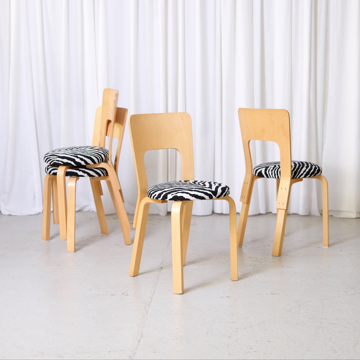 Alvar Aalto 66 -tuoli, valmistaja Artek, Zebra-verhoilu