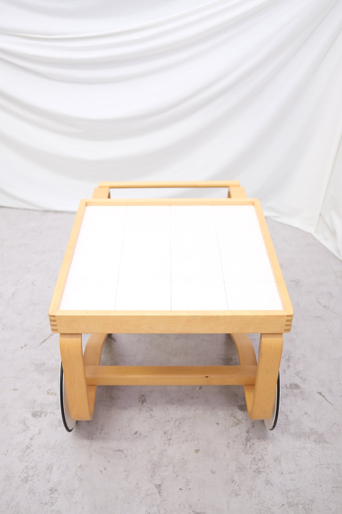 Alvar Aalto 900 -tarjoiluvaunu, valmistaja Artek, valkoinen