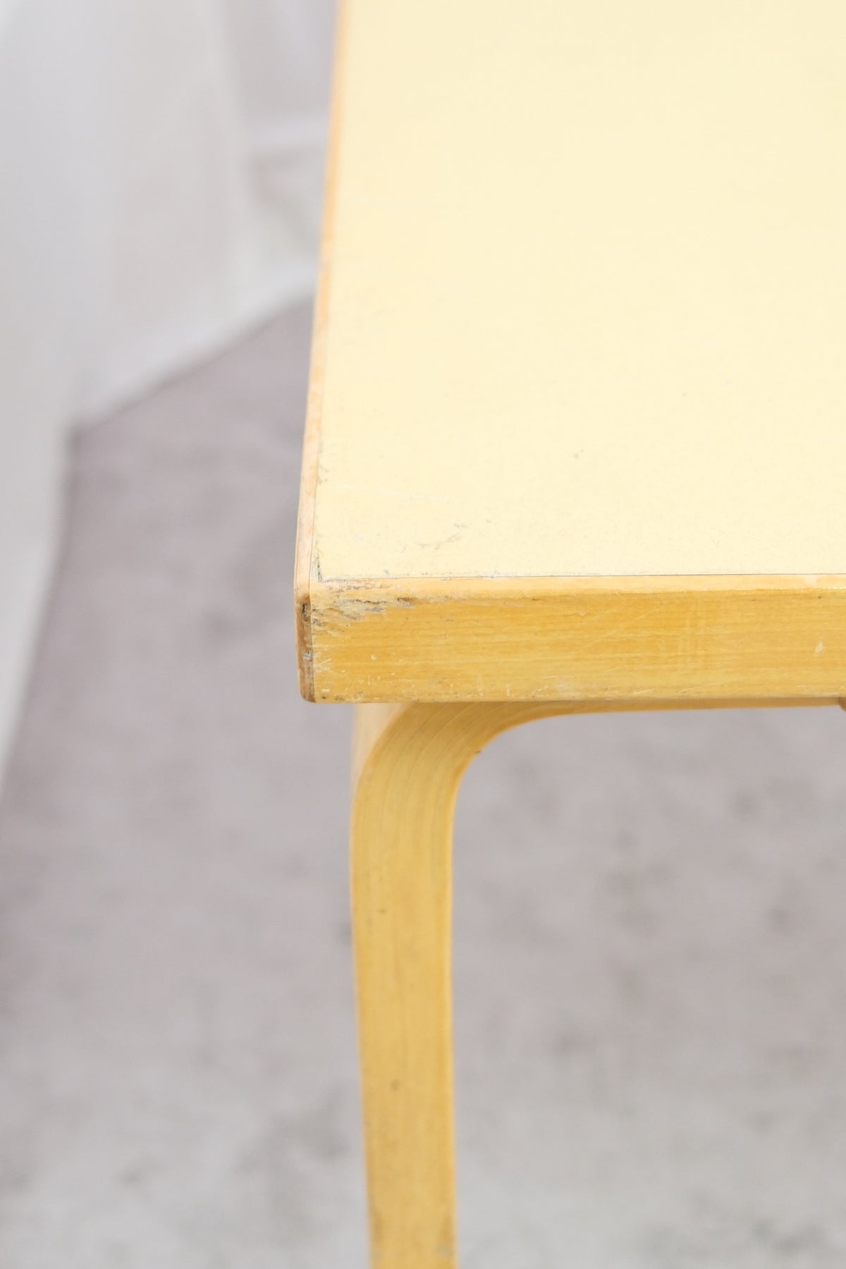 Artek 81B table, light yellow laminate