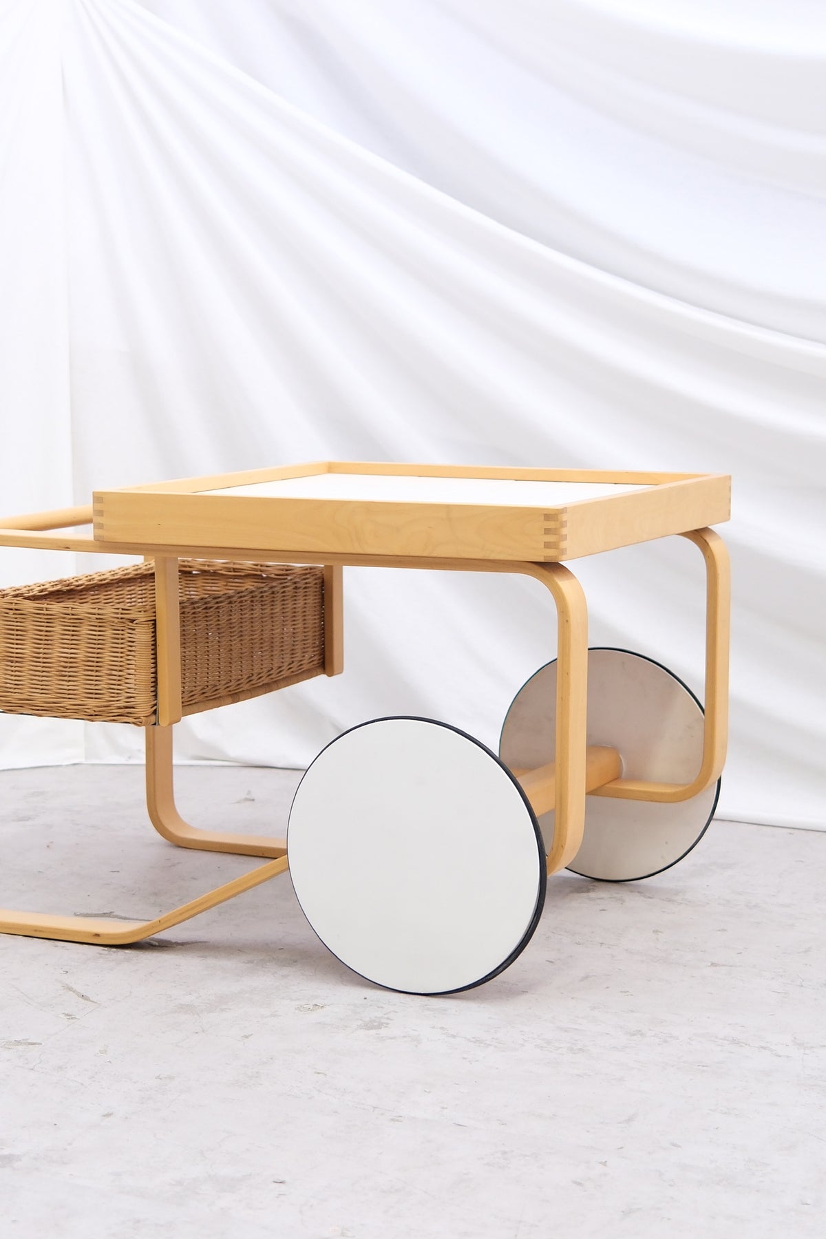 Alvar Aalto 900 -tarjoiluvaunu, valmistaja Artek, valkoinen