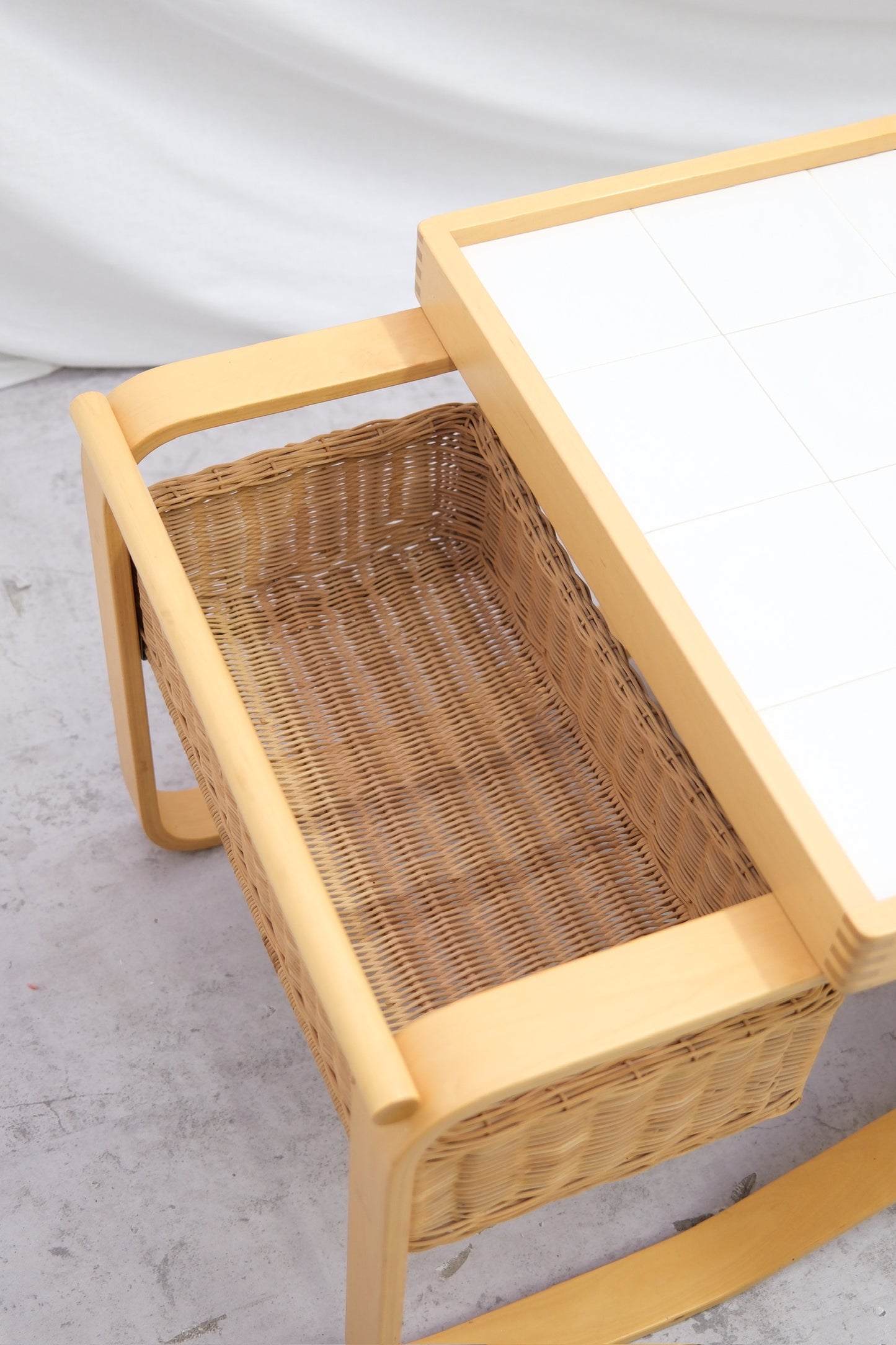 Alvar Aalto 900 -tarjoiluvaunu, valmistaja Artek, valkoinen
