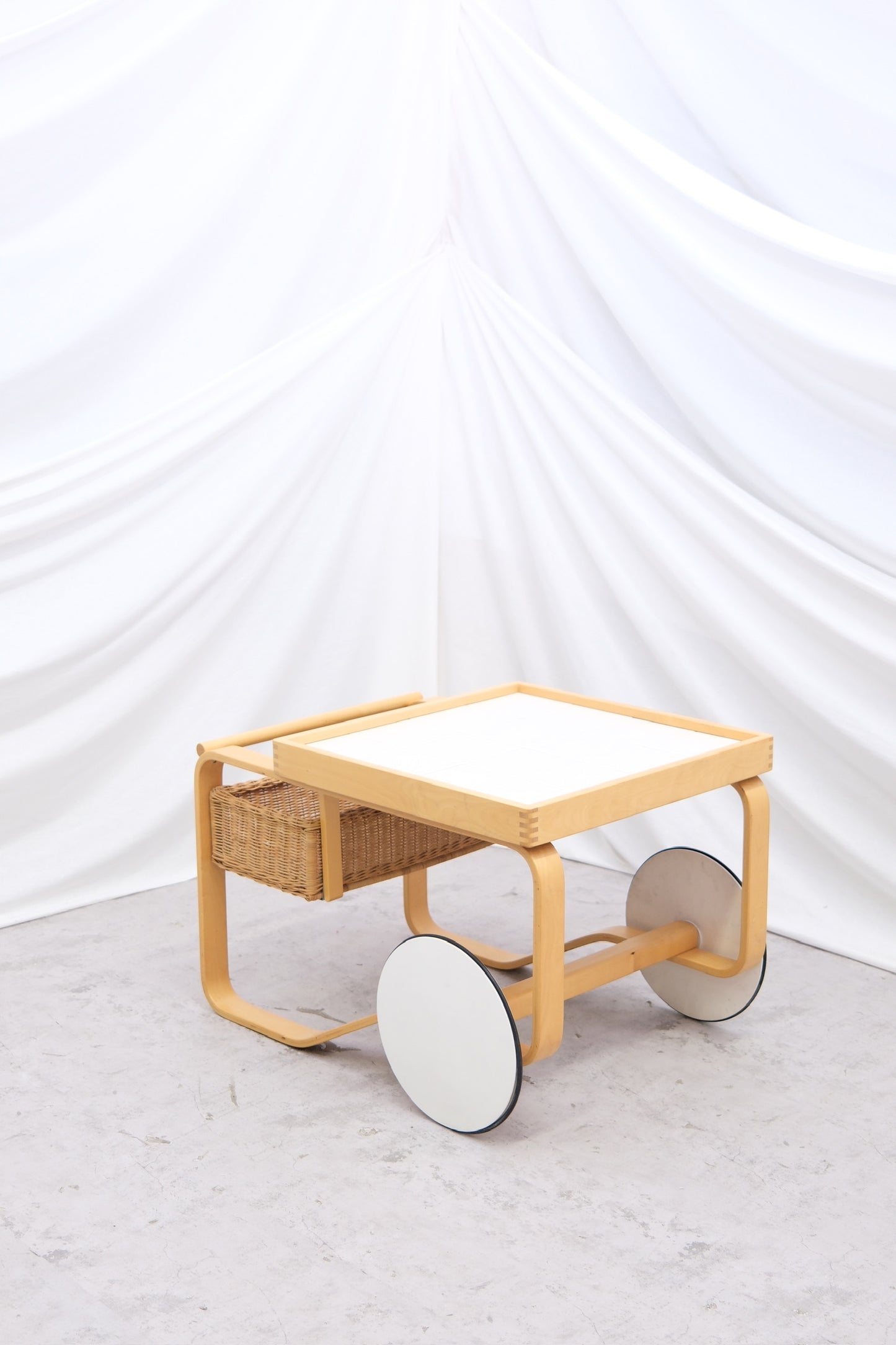 Alvar Aalto 900 -tarjoiluvaunu, valmistaja Artek, valkoinen