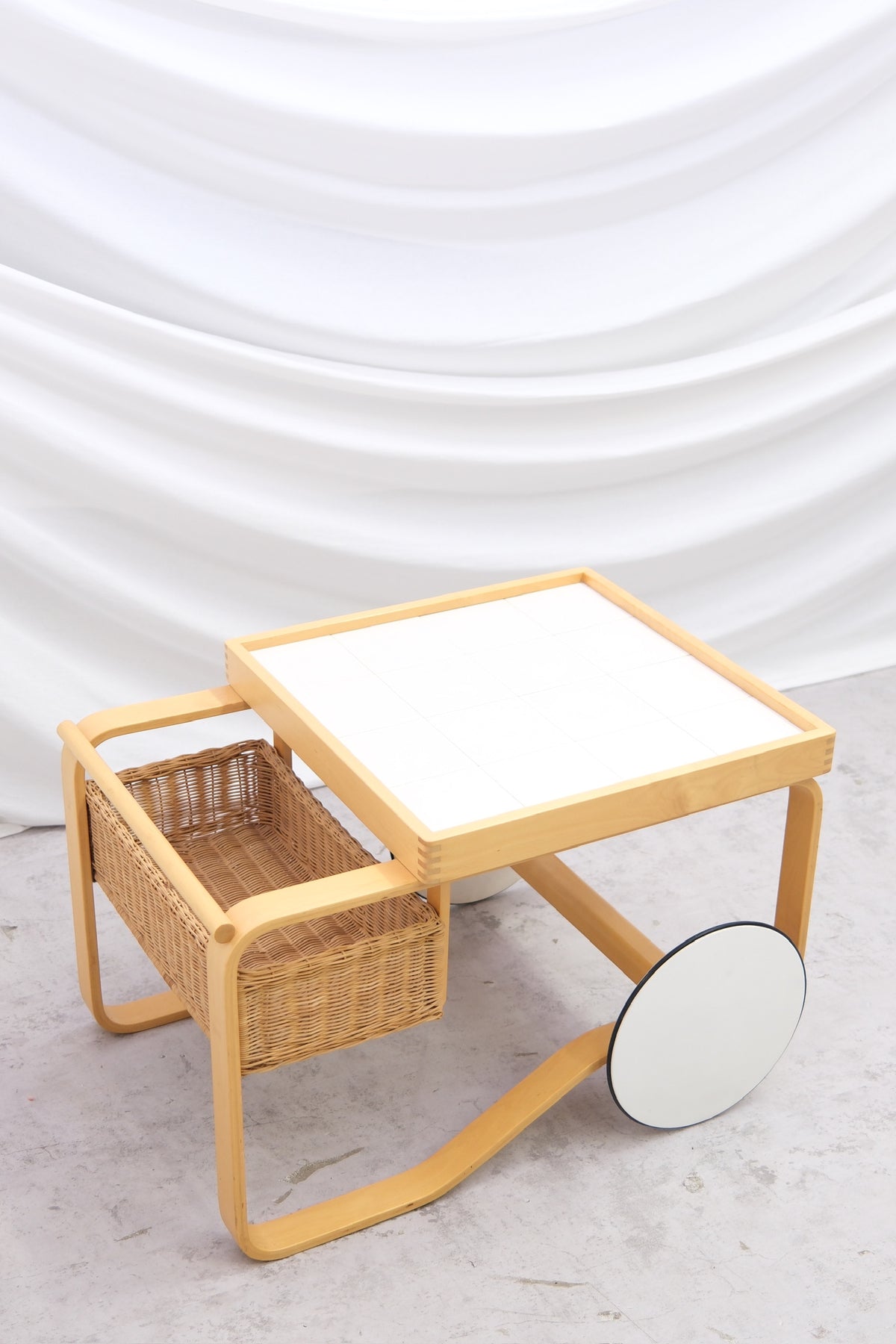 Alvar Aalto 900 -tarjoiluvaunu, valmistaja Artek, valkoinen