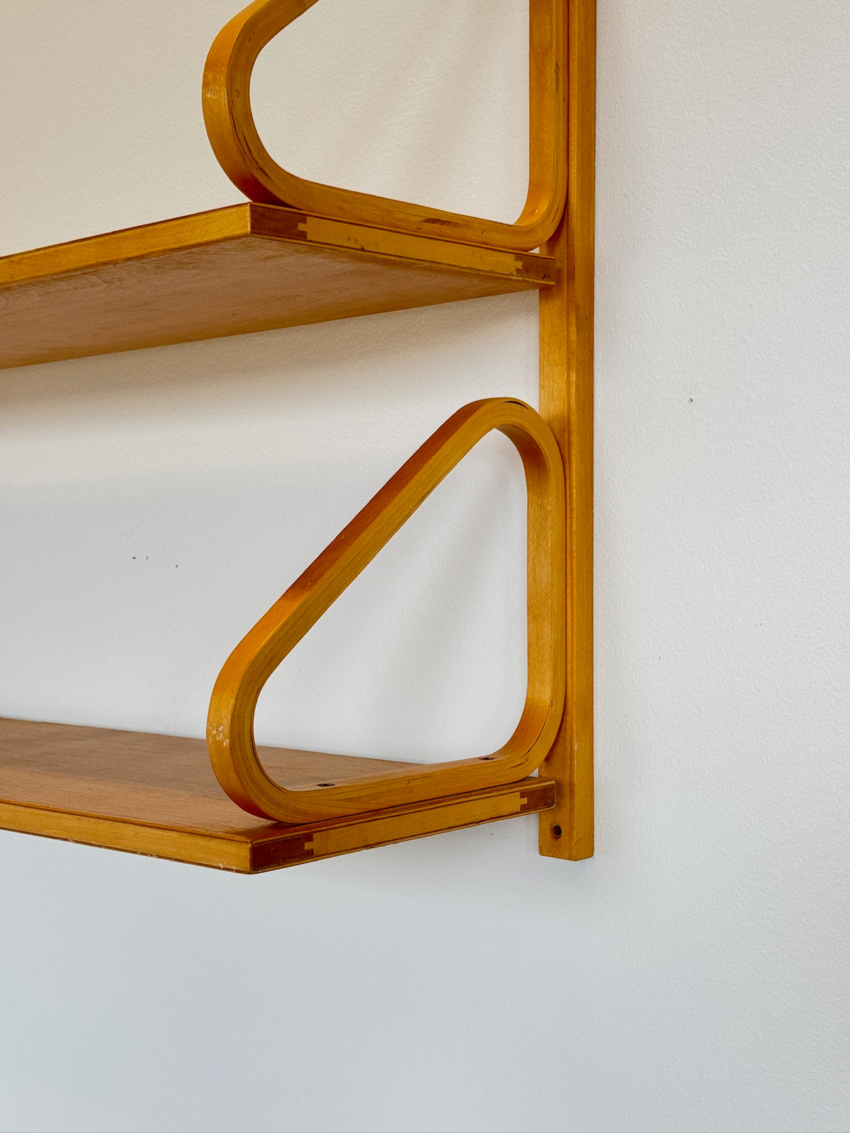 Vägghylla 112B i två delar av Alvar Aalto