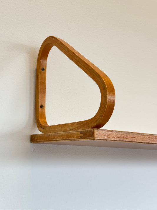 Alvar Aalto 112B -seinähylly