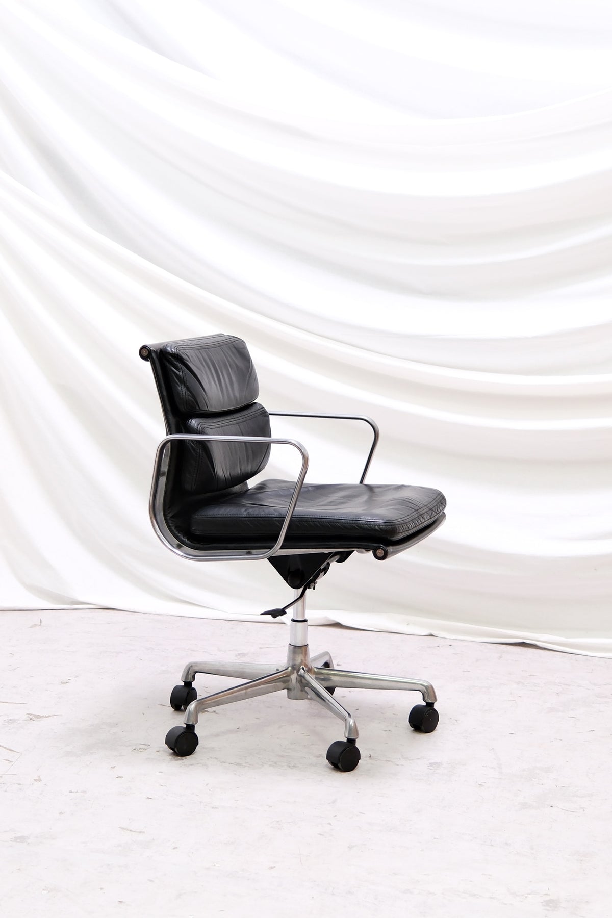 EA217 Soft Pad -tuoli – Charles & Ray Eames, valmistaja ICF, Italia