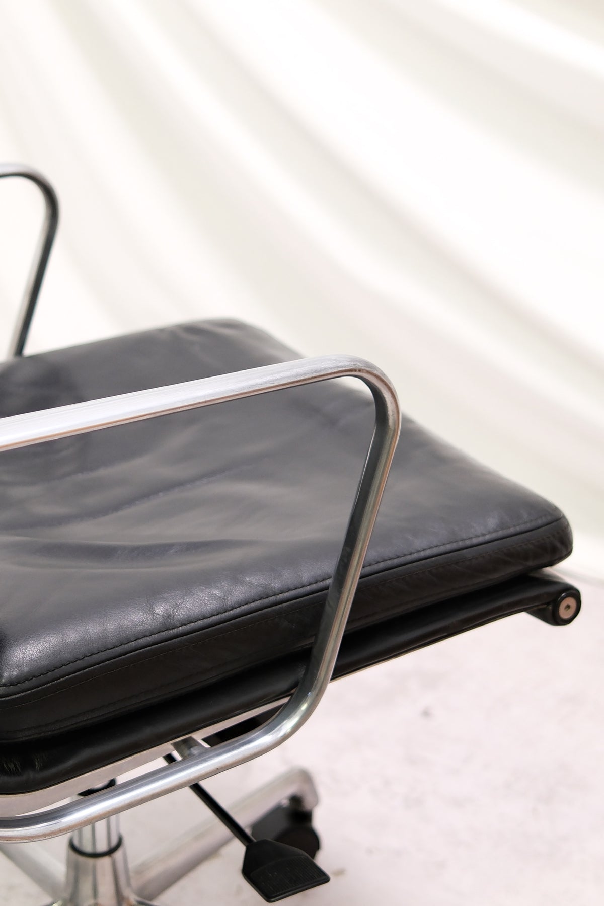 EA217 Soft Pad -tuoli – Charles & Ray Eames, valmistaja ICF, Italia