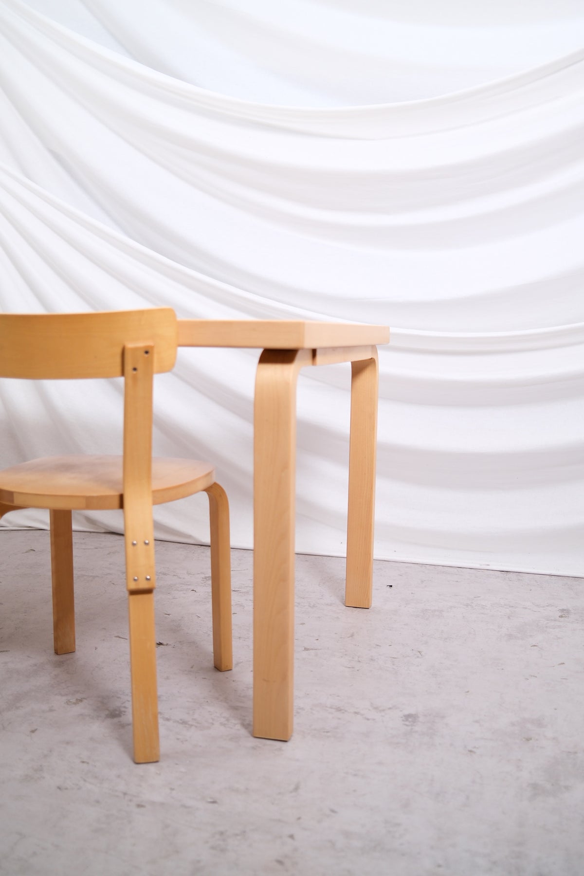 Alvar Aalto 82B -pöytä, valmistaja Artek, massiivikoivu