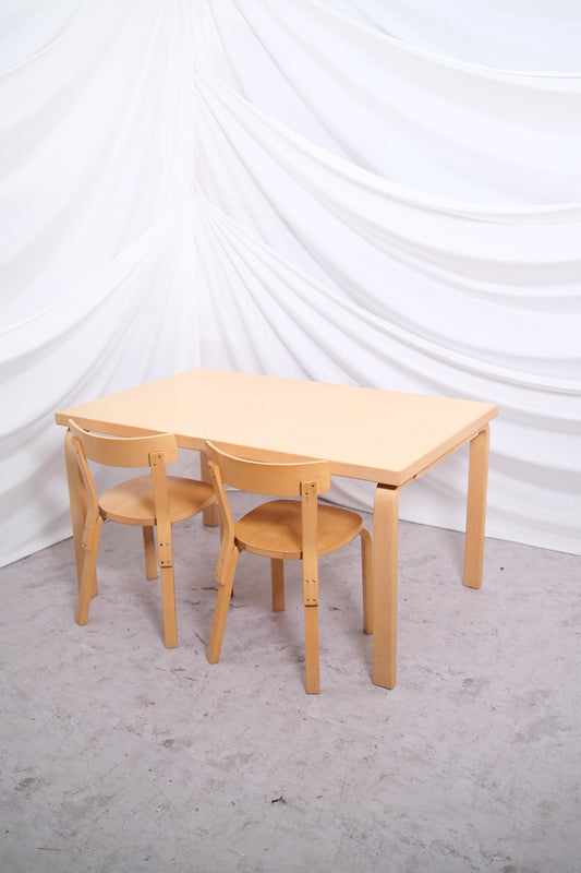 Alvar Aalto 82B -pöytä, valmistaja Artek, massiivikoivu