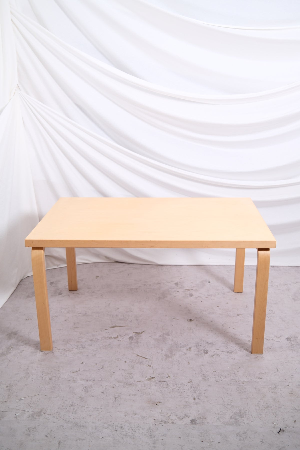 Alvar Aalto 82B -pöytä, valmistaja Artek, massiivikoivu