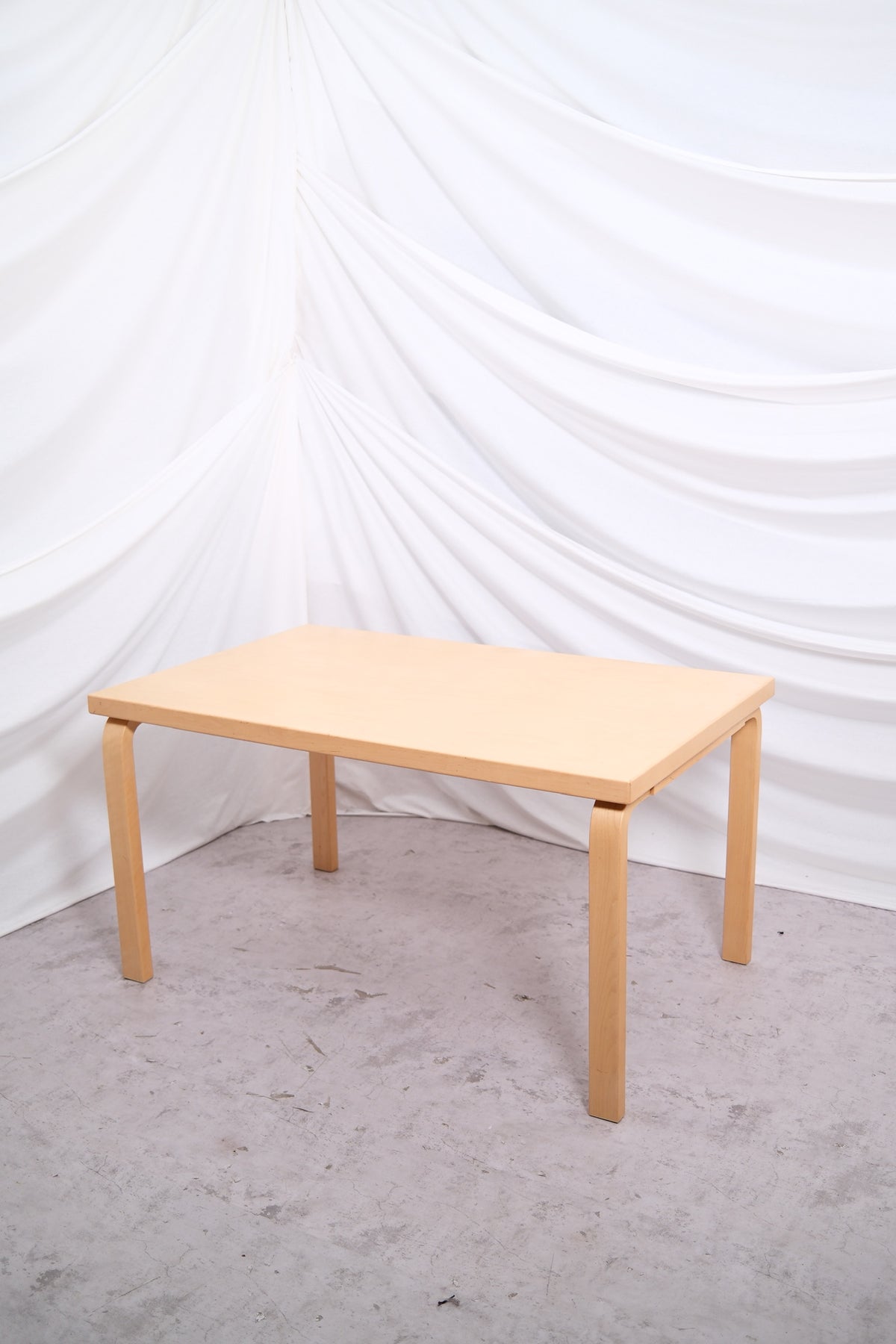 Alvar Aalto 82B -pöytä, valmistaja Artek, massiivikoivu