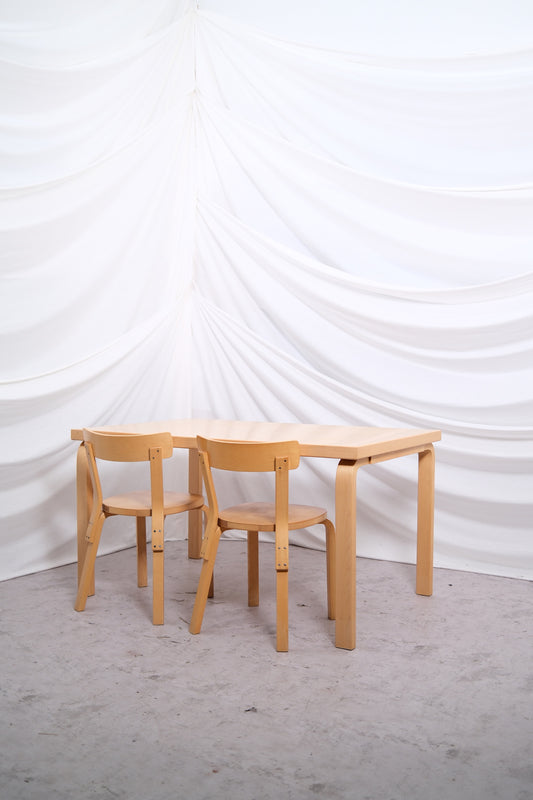 Alvar Aalto 82B -pöytä, valmistaja Artek, massiivikoivu