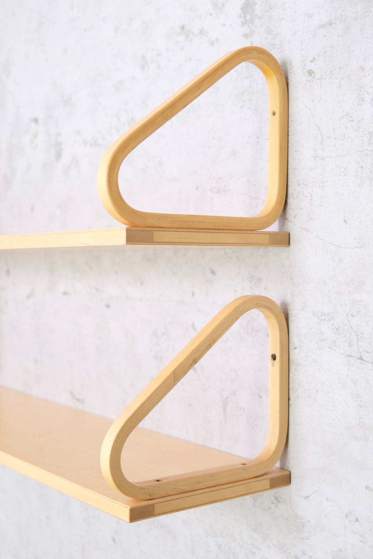 Alvar Aalto 112B -seinähylly, 4 saatavilla