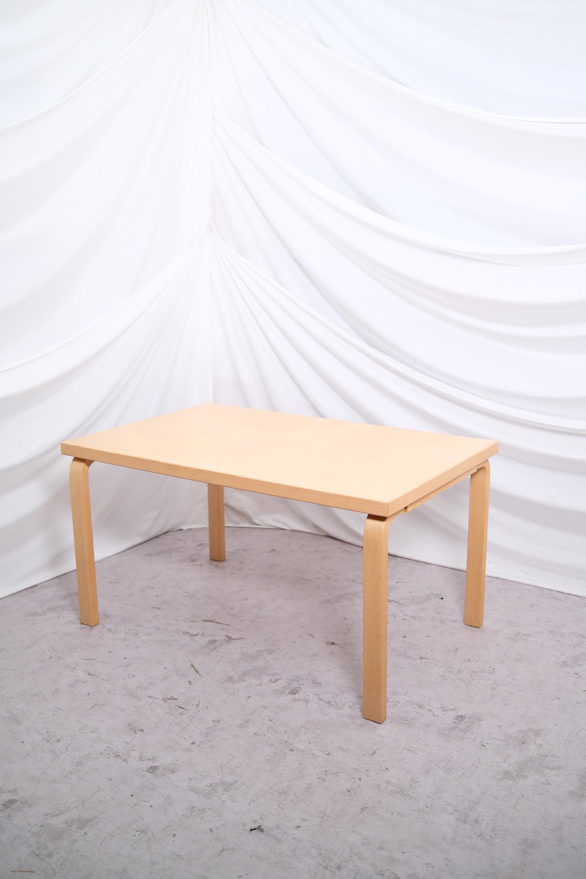 Alvar Aalto 82B -pöytä, valmistaja Artek, massiivikoivu
