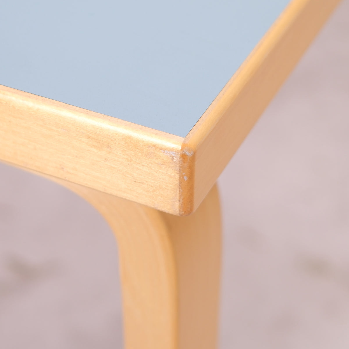 Alvar Aalto 81C -pöytä, valmistaja Artek, vaaleansininen kansi