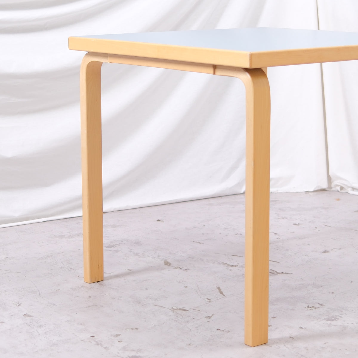 Alvar Aalto 81C -pöytä, valmistaja Artek, vaaleansininen kansi