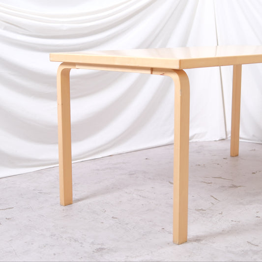 Alvar Aalto 81A -pöytä, valmistaja Artek, koivu