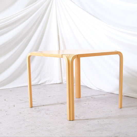 Alvar Aalto Fan Leg -sohvapöytä, valmistaja Artek