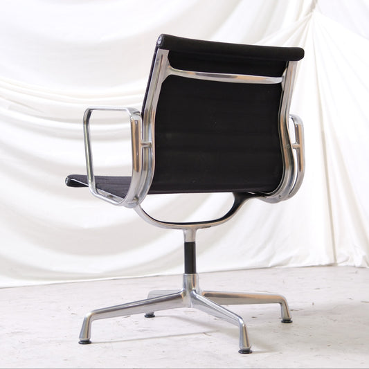 Charles & Ray Eames EA108 työtuolit, musta kangas, valmistaja Vitra