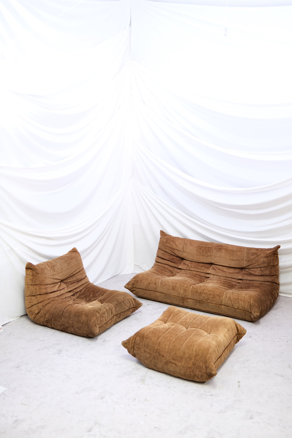 Ligne Roset Togo -sohvaryhmä, ruskea sametti