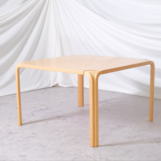 Alvar Aalto Fan Leg -sohvapöytä MX800, valmistaja Artek