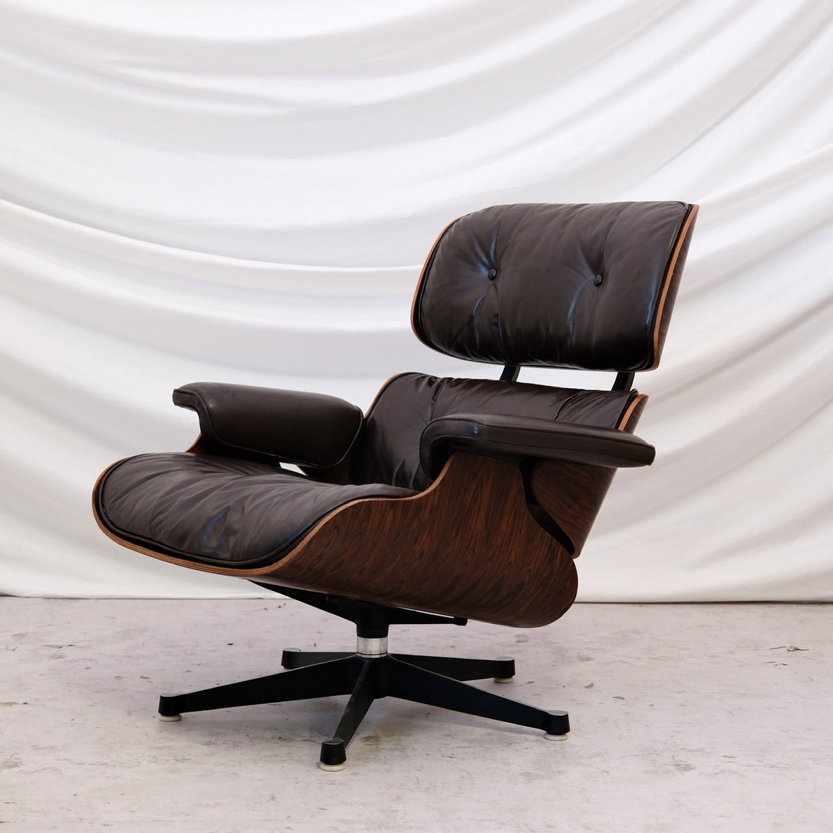 Vintage Charles ja Ray Eames -lepotuolit, ruusupuu ja tummanruskea nahka