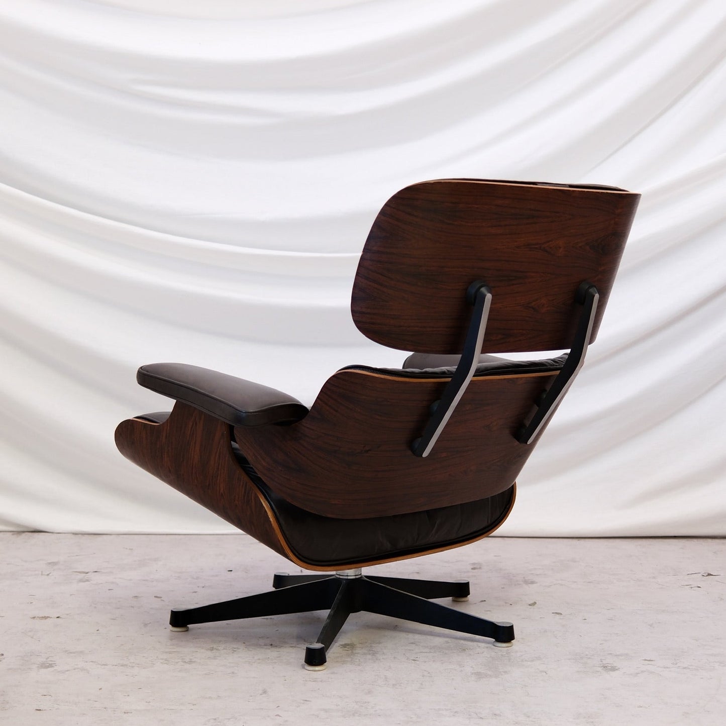 Vintage Charles ja Ray Eames -lepotuolit, ruusupuu ja tummanruskea nahka
