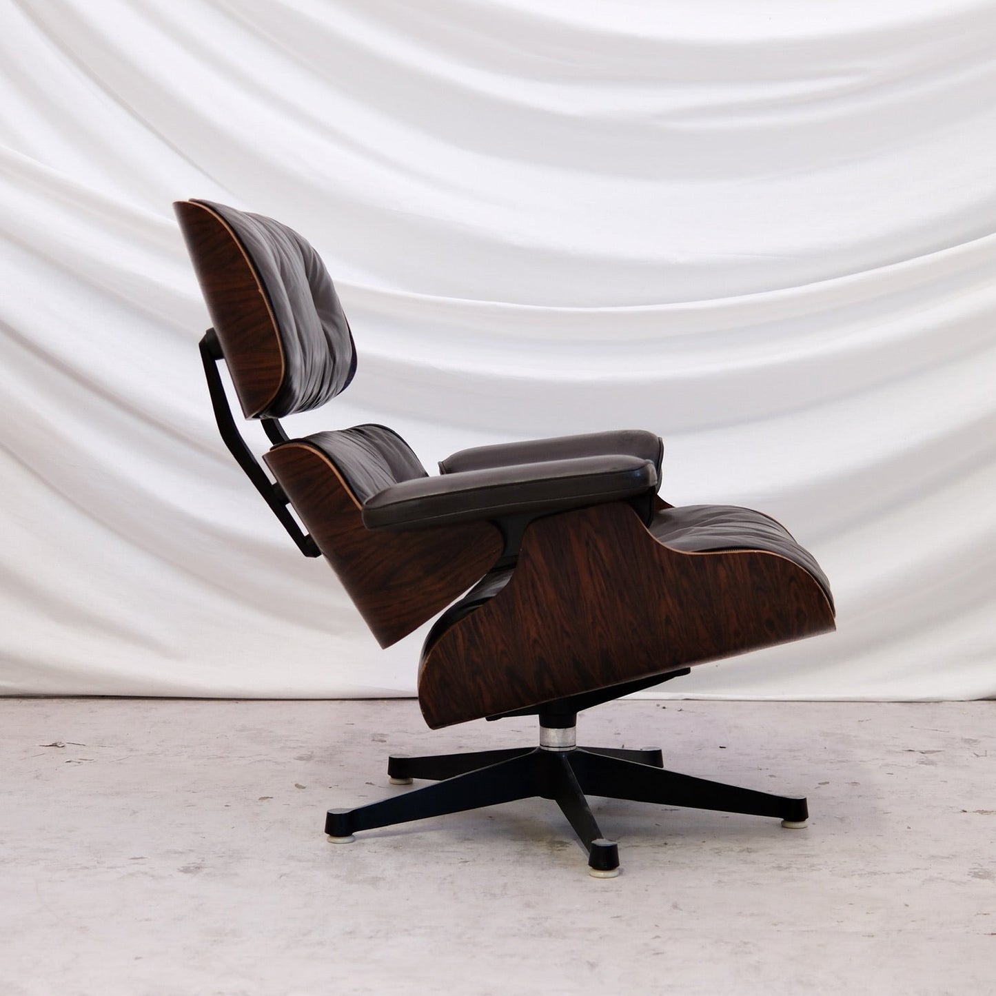 Vintage Charles ja Ray Eames -lepotuolit, ruusupuu ja tummanruskea nahka