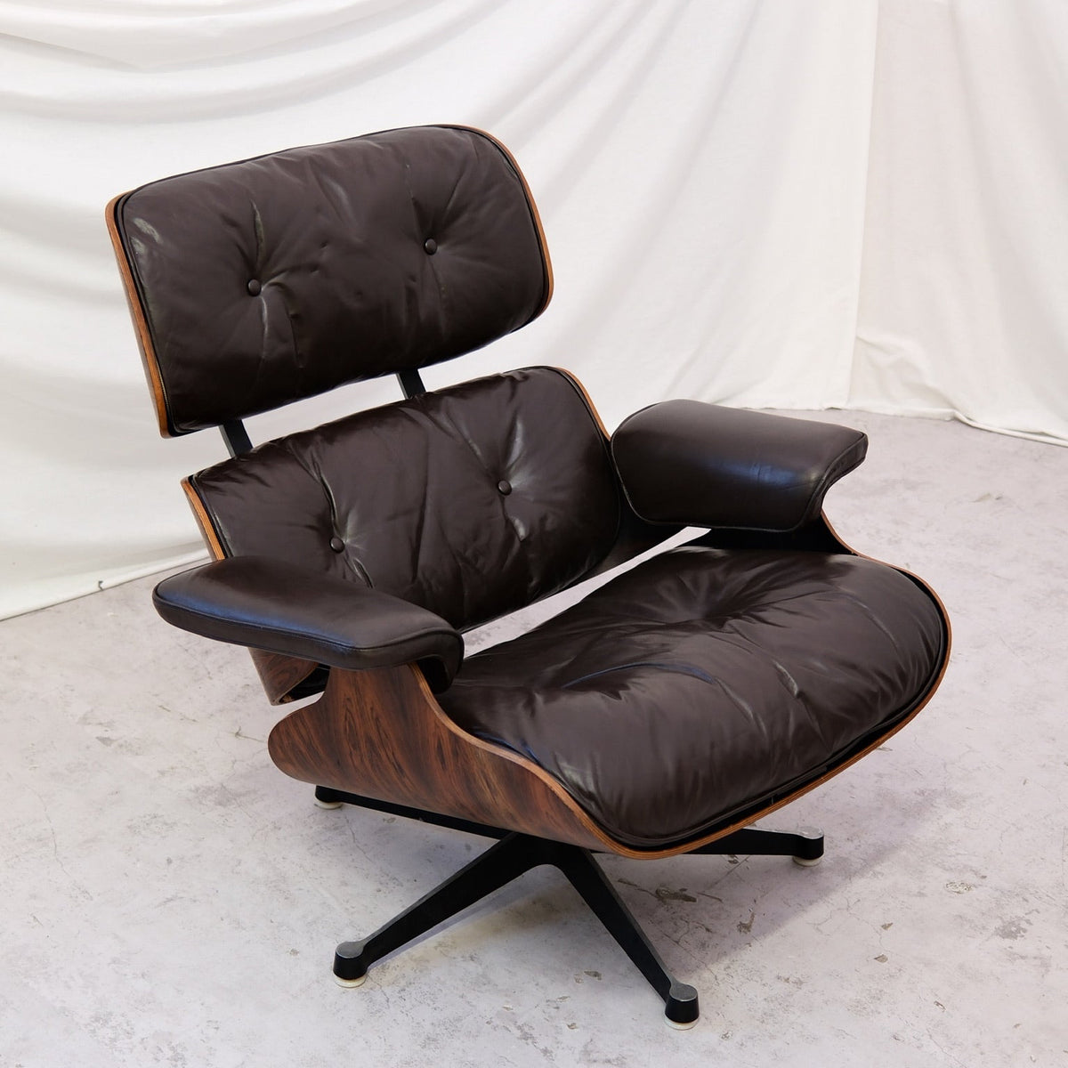 Vintage Charles ja Ray Eames -lepotuolit, ruusupuu ja tummanruskea nahka