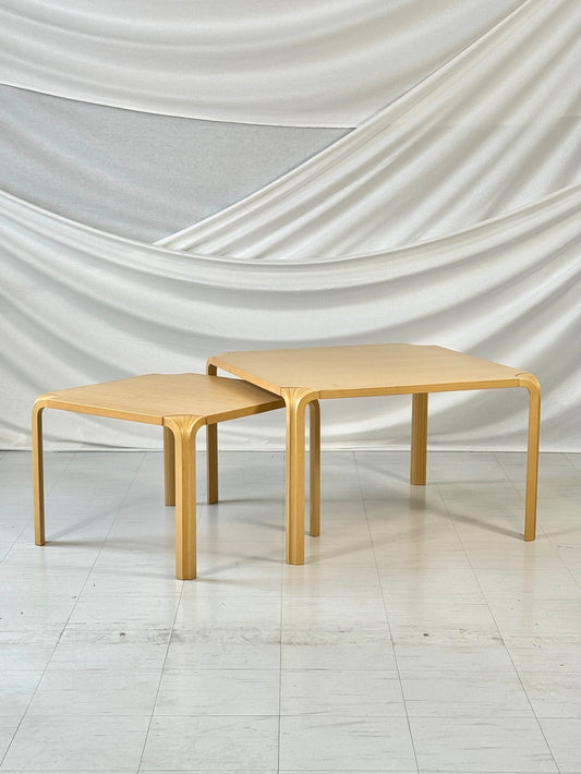 Artek X800B- ja X800C-viuhkajalkapöydät