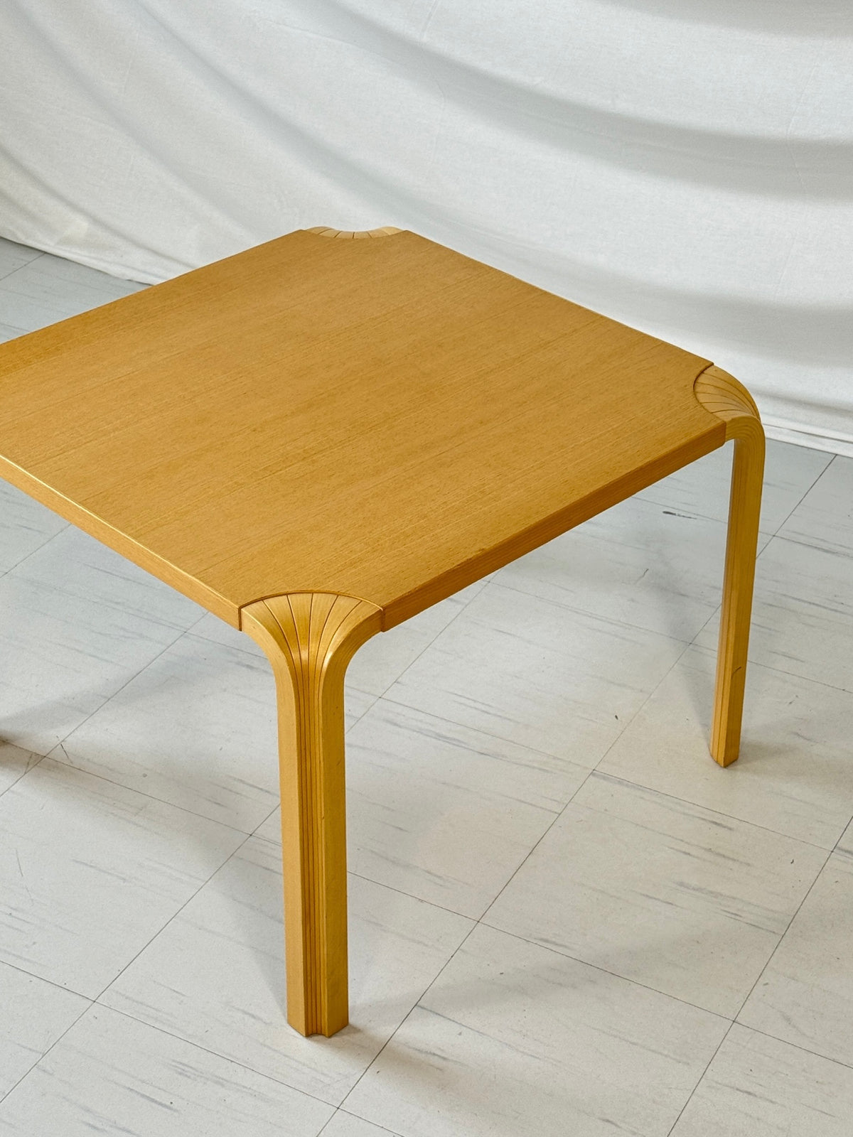 Artek X800B- ja X800C-viuhkajalkapöydät