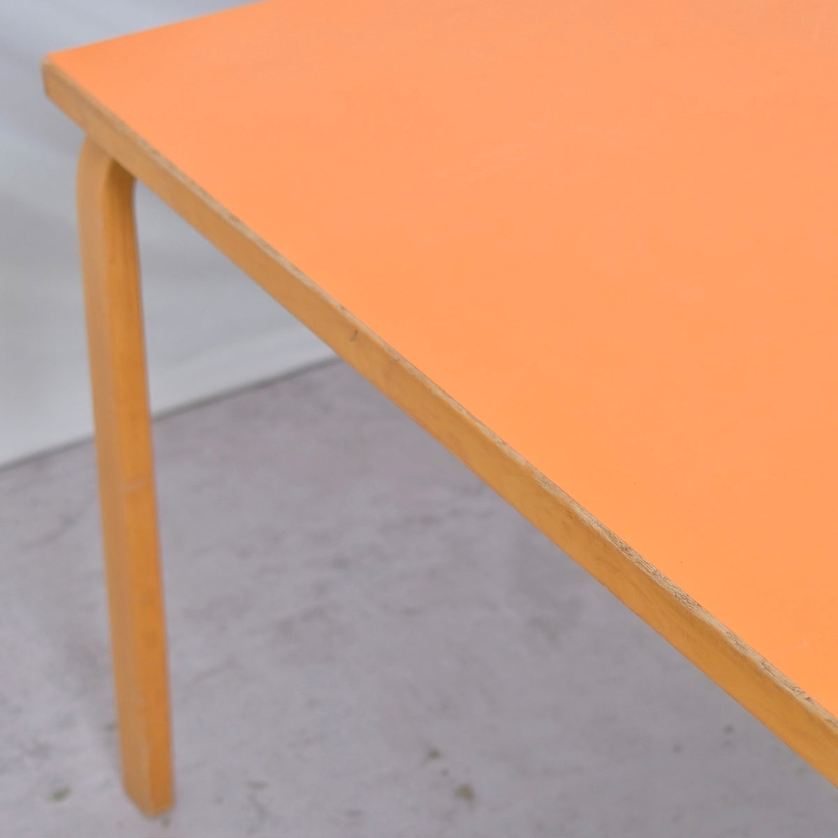Alvar Aalto 81B -pöytä, valmistaja Artek, oranssi laminaattikansi