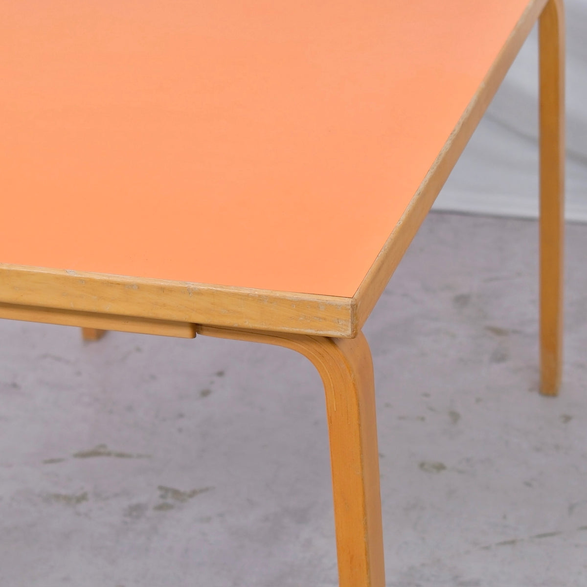 Alvar Aalto 81B -pöytä, valmistaja Artek, oranssi laminaattikansi