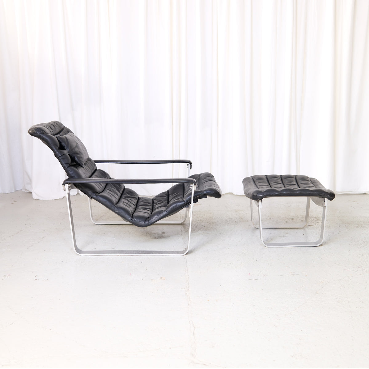 Ilmari Lappalainen Pulkka lounge chair with ottoman in black leather by Asko Export
