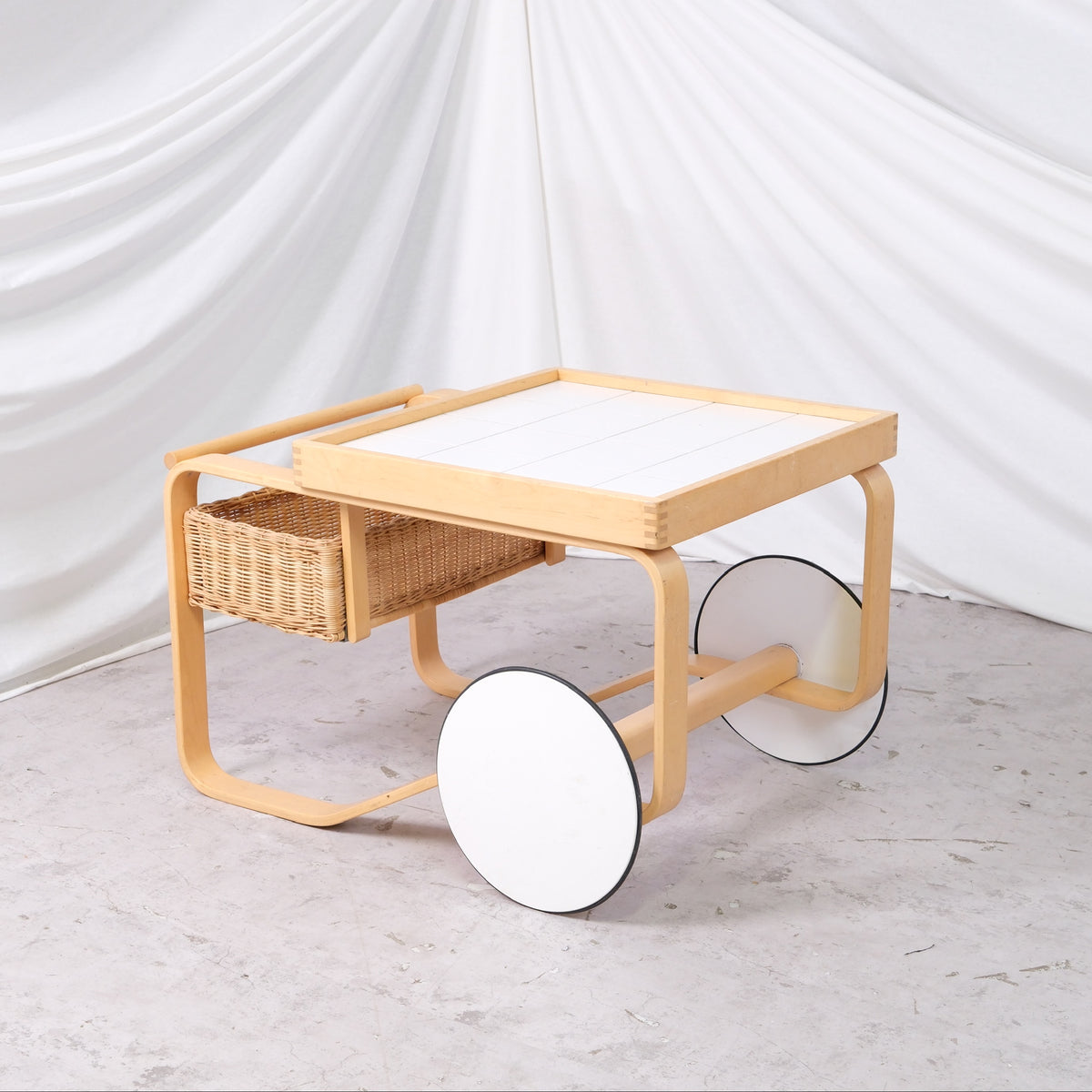 Vintage Artek 900 tea trolley by Alvar Aalto with white tiled top and bent birch frame. Finnish design classic in very clean condition.