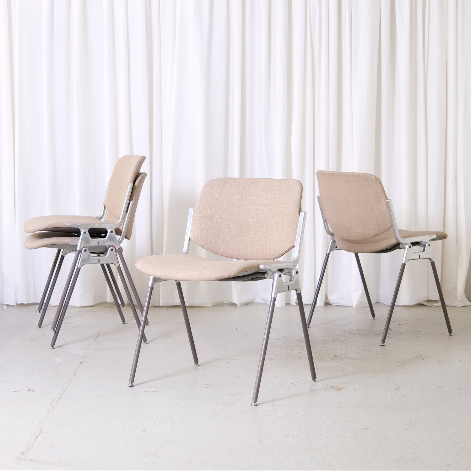 Vintage Castelli DSC chairs by Giancarlo Piretti with grey upholstery and aluminium frame details. Stackable Italian design chairs in good condition.
