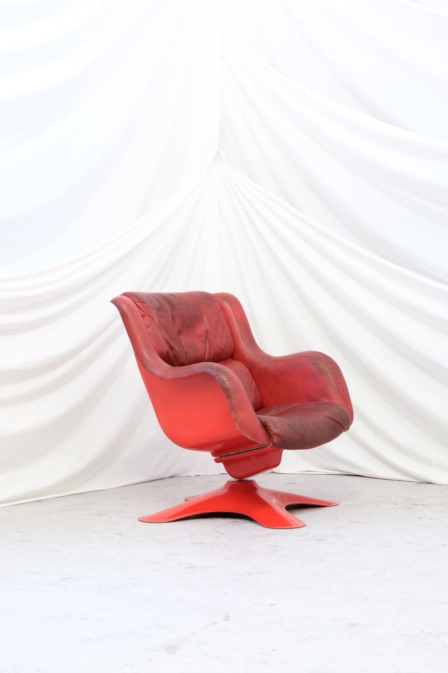 Original Yrjö Kukkapuro model 418 “Pikku Karuselli” for Haimi in red. Fibreglass shell, leather upholstery with visible wear. Finnish design classic with worldwide shipping.